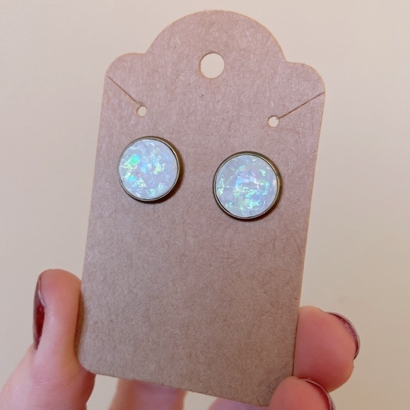 𝅺𝅺⭐️2 FOR $20⭐️ Opal Look White Stud Earrings - Picture 4 of 4